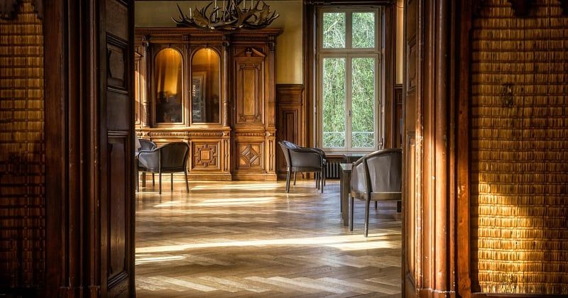 Comparatif des marques de parquet stratifié pour salon : lequel choisir ?